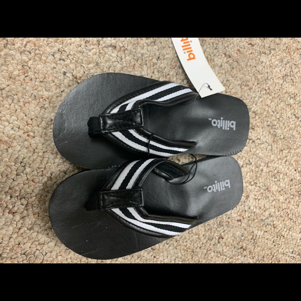 Billito black flip flops